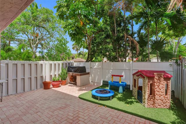 16465 NE 26th Avenue 18, North Miami Beach, FL 33160