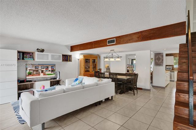 16465 NE 26th Avenue 18, North Miami Beach, FL 33160