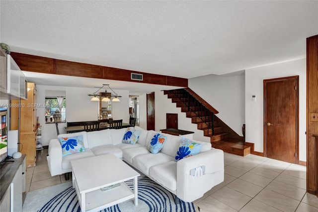 16465 NE 26th Avenue 18, North Miami Beach, FL 33160