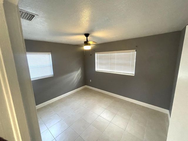 571 Sioux Road, Lantana, FL 33462