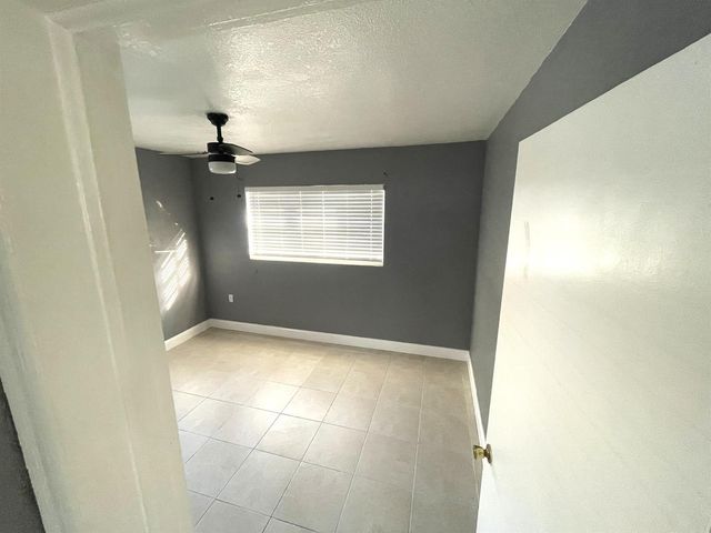 571 Sioux Road, Lantana, FL 33462