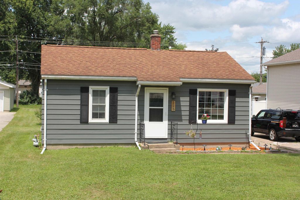 225 Toneff Drive, Elk Run Heights, IA 50707