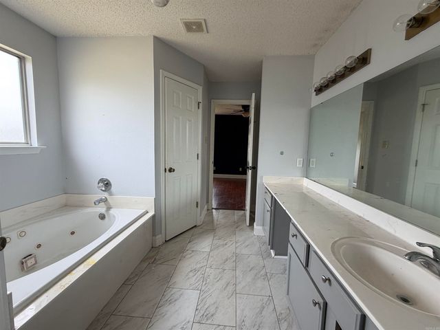 24 Meadow Ridge Loop, Maumelle, AR 72113