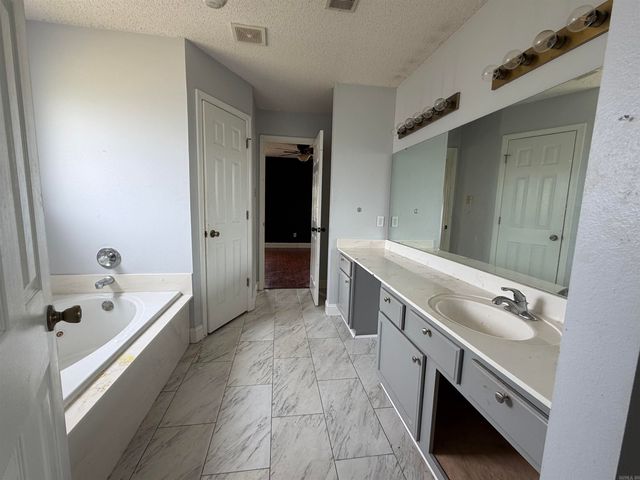 24 Meadow Ridge Loop, Maumelle, AR 72113