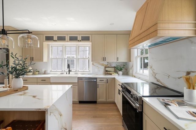 30 Shore St, Falmouth, MA 02540