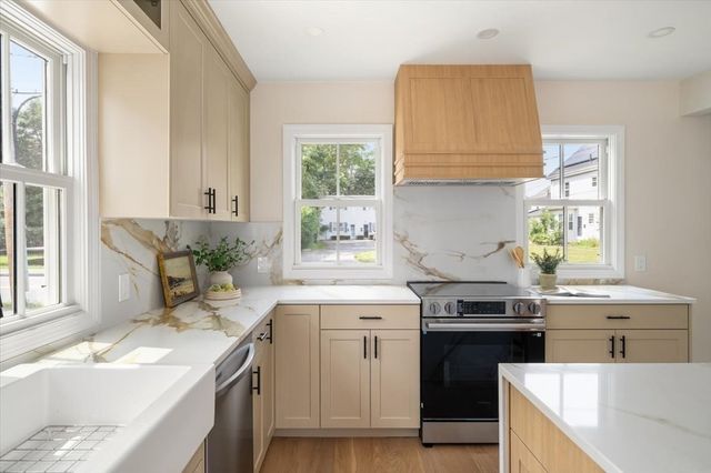 30 Shore St, Falmouth, MA 02540