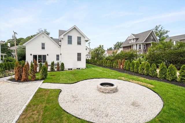 30 Shore St, Falmouth, MA 02540