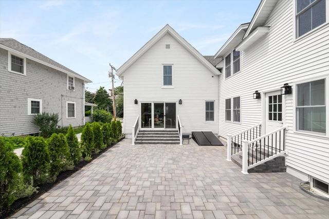 30 Shore St, Falmouth, MA 02540