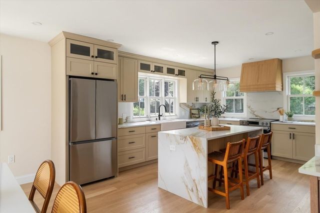 30 Shore St, Falmouth, MA 02540