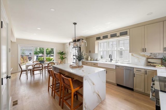 30 Shore St, Falmouth, MA 02540