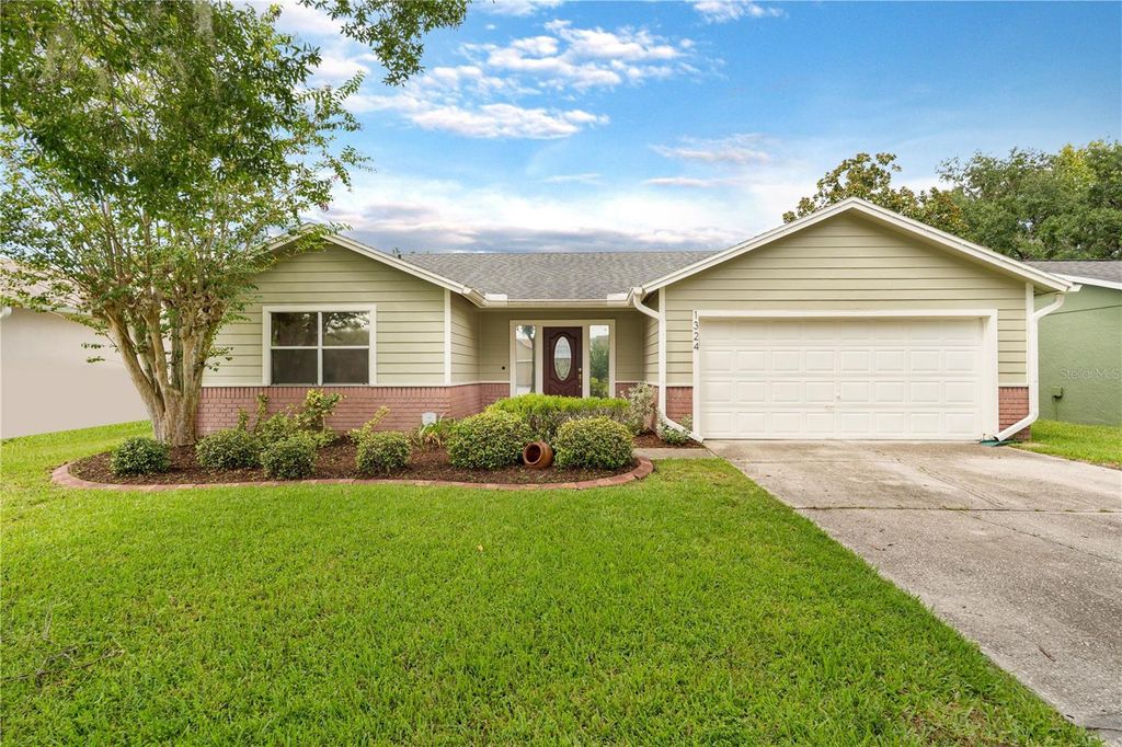 Image 2 of property listing at 1324 SILVERTHORN DRIVE, Orlando, FL 32825
