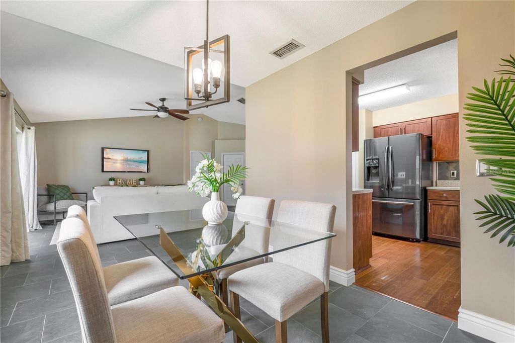 Image 11 of property listing at 1324 SILVERTHORN DRIVE, Orlando, FL 32825
