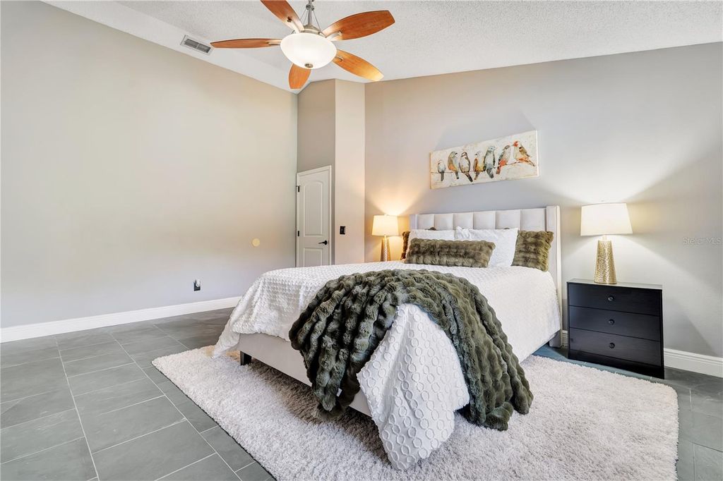 Image 17 of property listing at 1324 SILVERTHORN DRIVE, Orlando, FL 32825