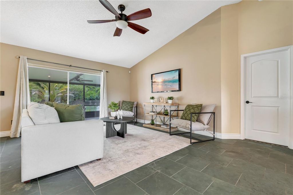 Image 6 of property listing at 1324 SILVERTHORN DRIVE, Orlando, FL 32825