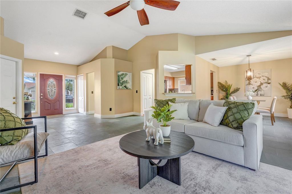 Image 8 of property listing at 1324 SILVERTHORN DRIVE, Orlando, FL 32825