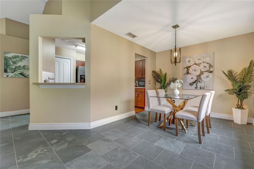 Image 9 of property listing at 1324 SILVERTHORN DRIVE, Orlando, FL 32825