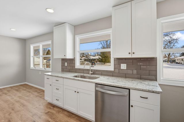 303 Lexington Avenue N, New Prague, MN 56071