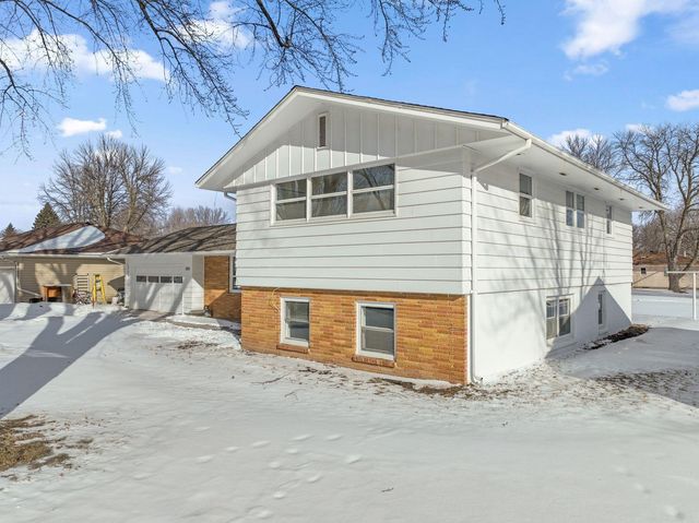 303 Lexington Avenue N, New Prague, MN 56071