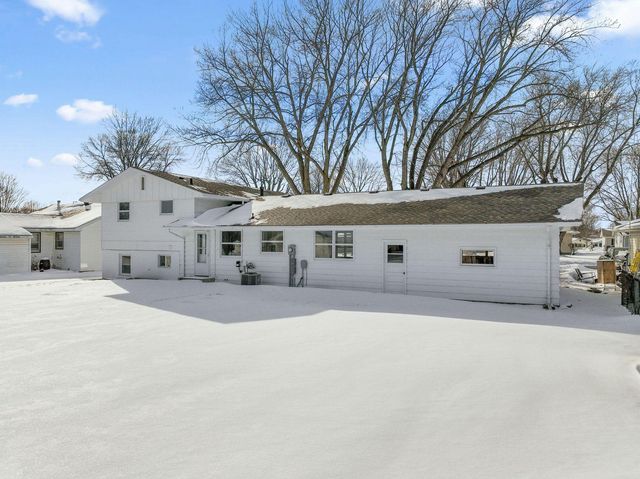 303 Lexington Avenue N, New Prague, MN 56071
