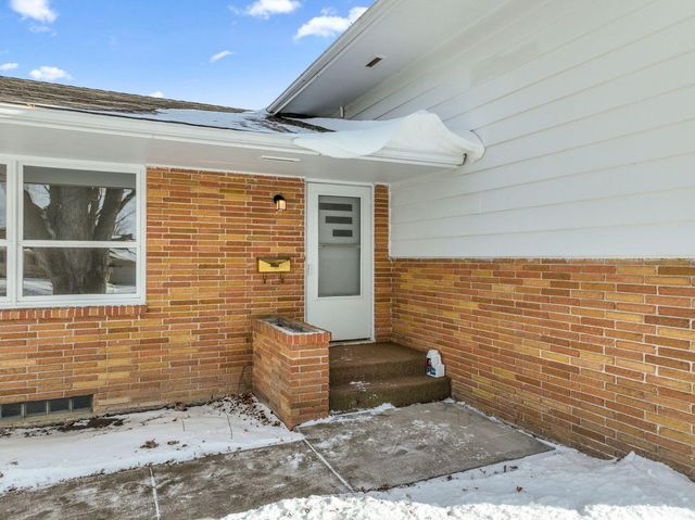 303 Lexington Avenue N, New Prague, MN 56071