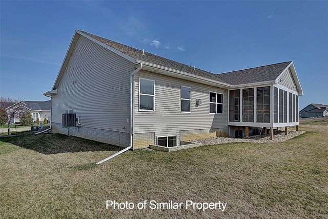 2935 Clubhouse Dr, Marion, IA 52302