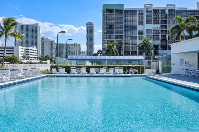 600 Parkview Dr 815, Hallandale Beach, FL 33009