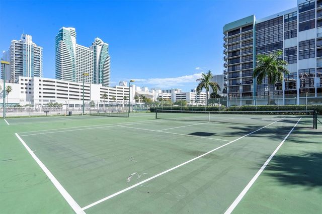 600 Parkview Dr 815, Hallandale Beach, FL 33009