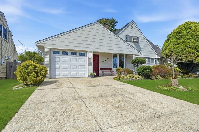 46 Boxwood Lane, Hicksville, NY 11801