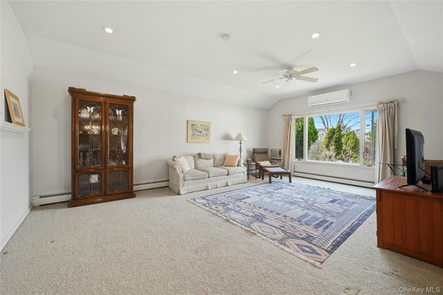 46 Boxwood Lane, Hicksville, NY 11801