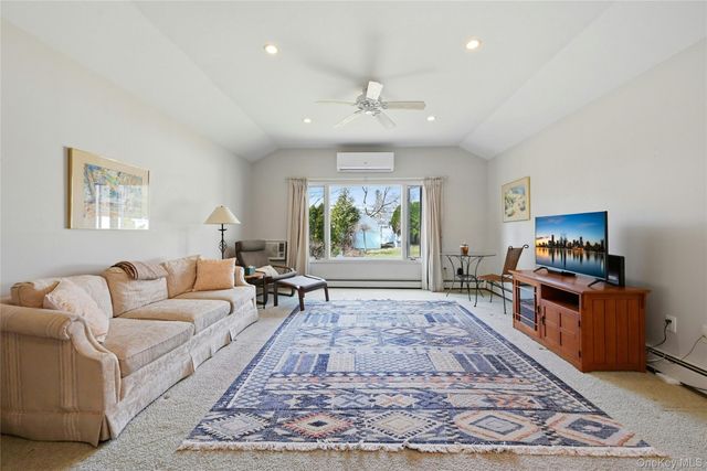 46 Boxwood Lane, Hicksville, NY 11801