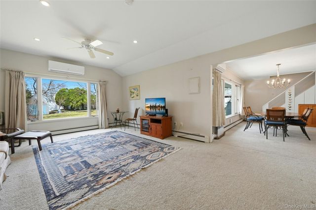 46 Boxwood Lane, Hicksville, NY 11801