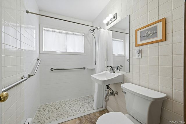 46 Boxwood Lane, Hicksville, NY 11801