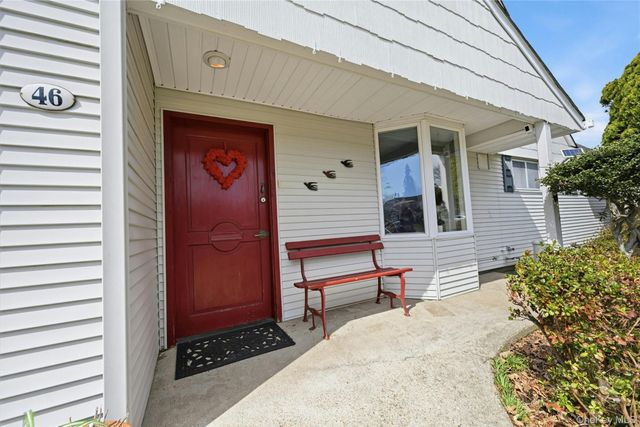 46 Boxwood Lane, Hicksville, NY 11801