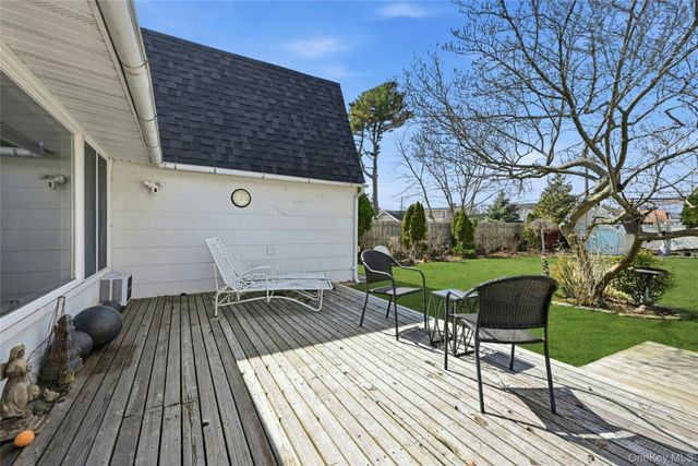 46 Boxwood Lane, Hicksville, NY 11801