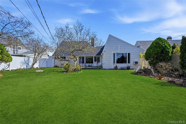 46 Boxwood Lane, Hicksville, NY 11801