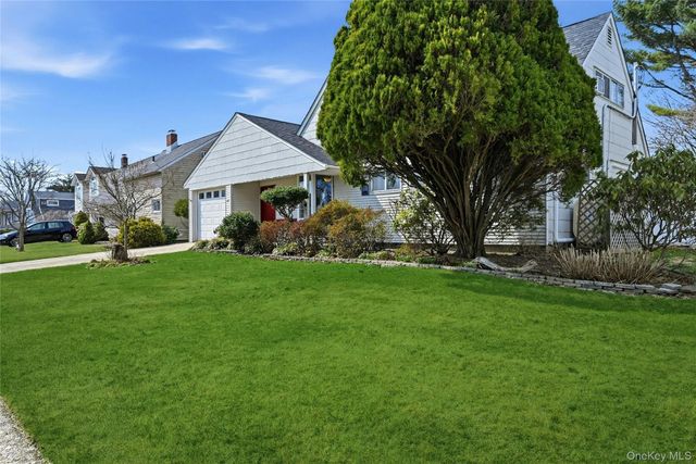 46 Boxwood Lane, Hicksville, NY 11801