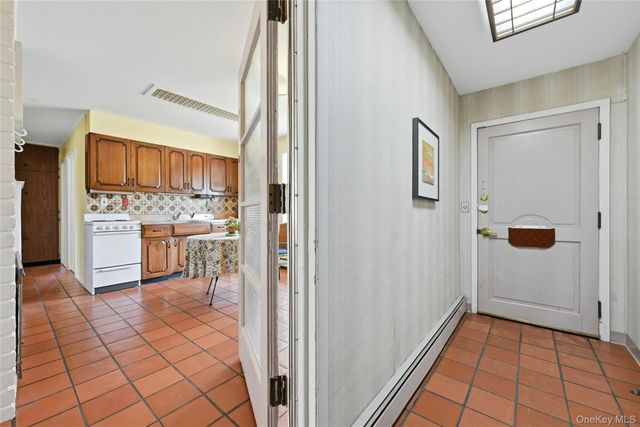 46 Boxwood Lane, Hicksville, NY 11801