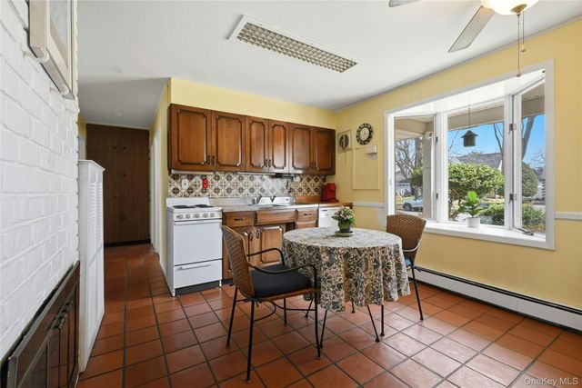 46 Boxwood Lane, Hicksville, NY 11801