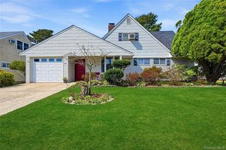 46 Boxwood Lane, Hicksville, NY 11801
