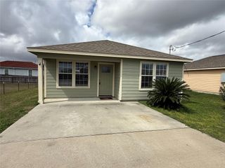 2724 Avenue D Avenue 4, San Leon, TX 77539