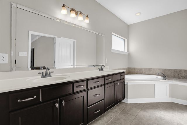 25 BREEZY LOOP, Oakland, TN 38060