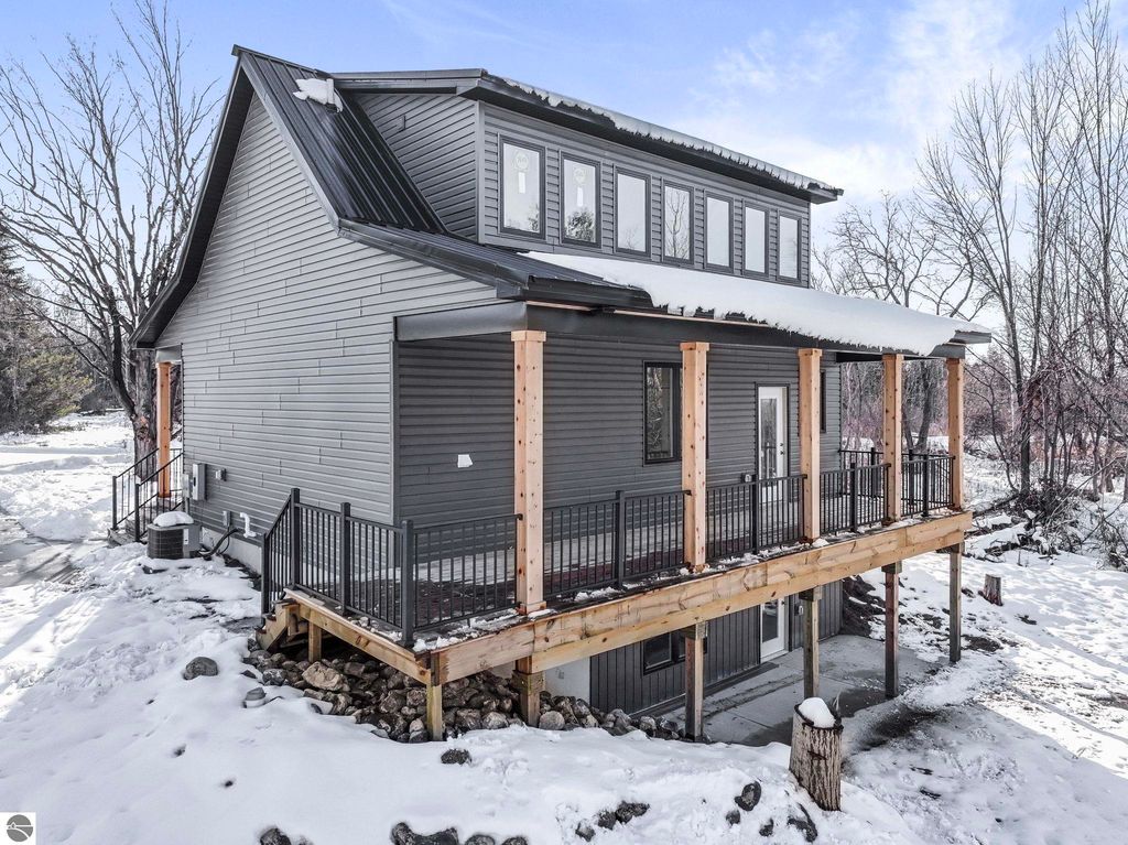 Image 6 of property listing at 1713 Vanderlip Road, Traverse City, MI 49686