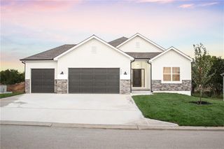 22912 S Ridgeview Drive, Peculiar, MO 64078