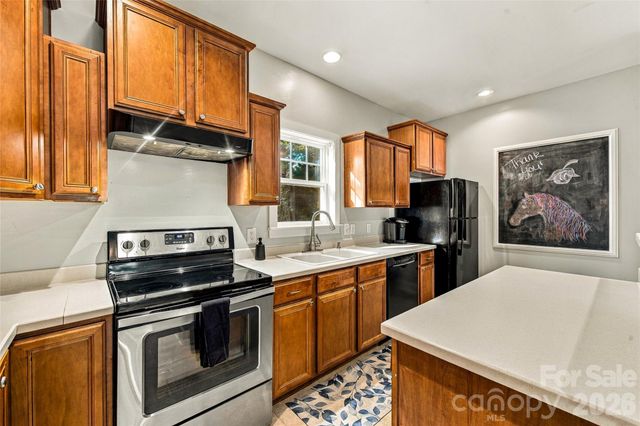 14 Summit Circle, Hendersonville, NC 28739