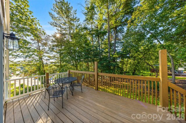 14 Summit Circle, Hendersonville, NC 28739