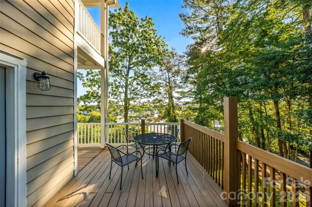 14 Summit Circle, Hendersonville, NC 28739