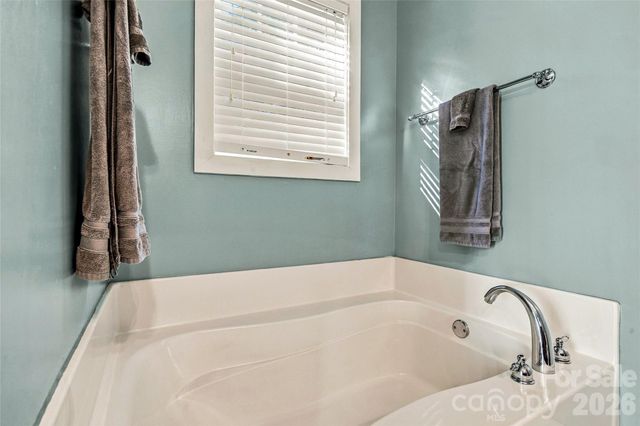 14 Summit Circle, Hendersonville, NC 28739