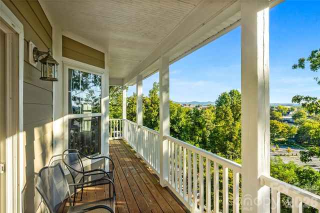 14 Summit Circle, Hendersonville, NC 28739