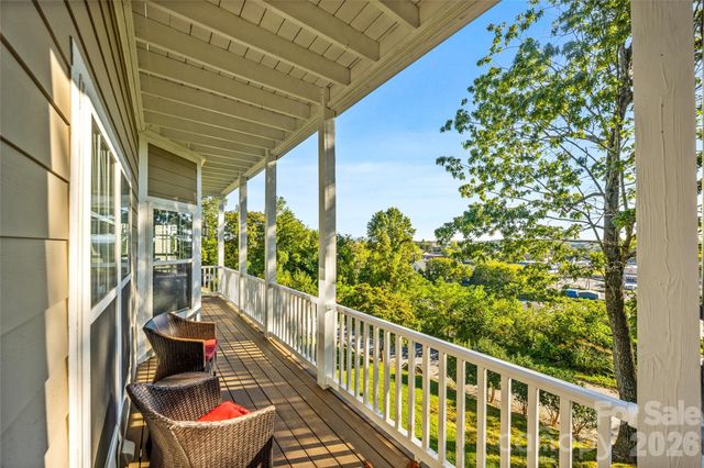 14 Summit Circle, Hendersonville, NC 28739