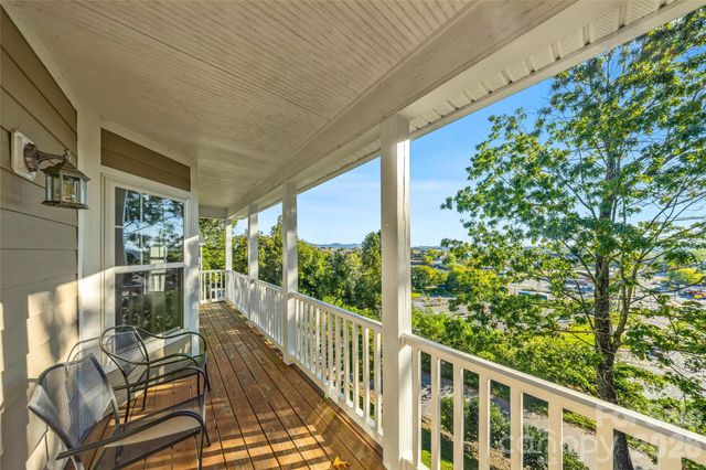 14 Summit Circle, Hendersonville, NC 28739